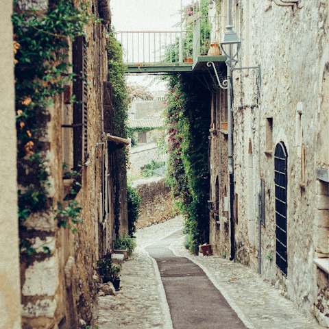 Drive to Pierantonio in minutes and explore the cobbled alleys