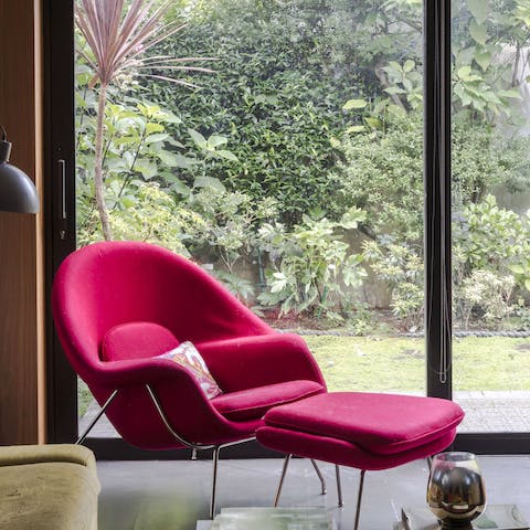 An iconic Knoll womb chair