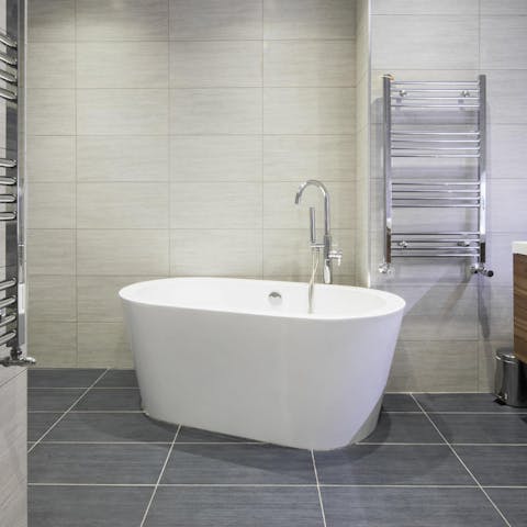 Luxurious freestanding bathtub