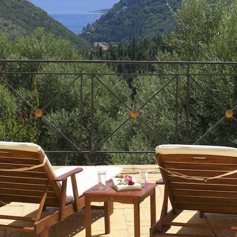 Soak up the sun from your chic loungers, catching up on your current read, while overlooking the vast mountain view
