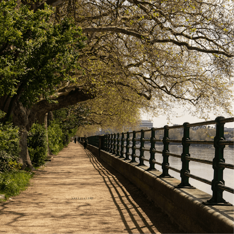 Enjoy refreshing riverside strolls in Fulham 