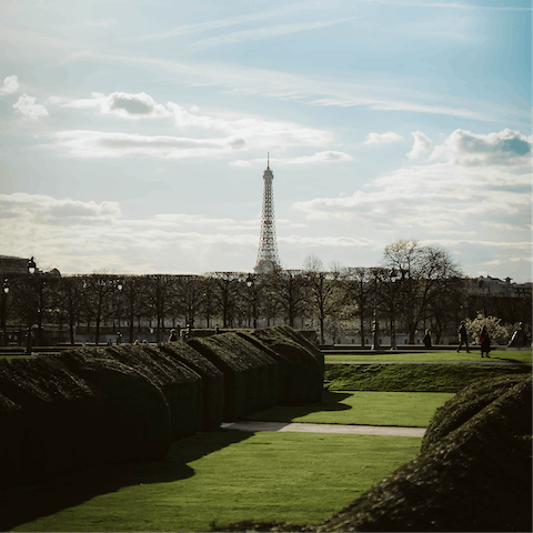 Stroll to Jardins des Tuileries with a coffee
