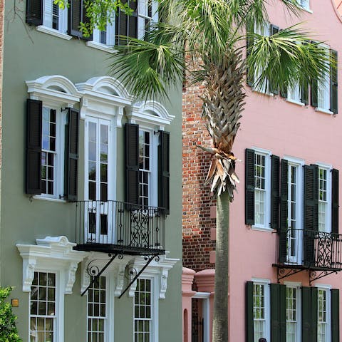 Stay a fifteen-minute drive outside of vibrant Charleston