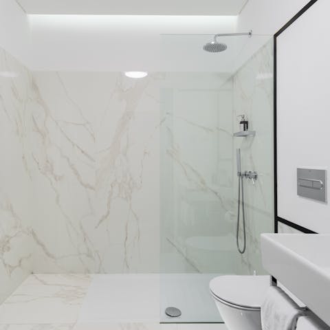 The marble-clad bathroom 