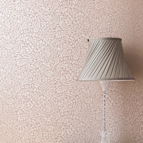 Intricate paisley wallpaper