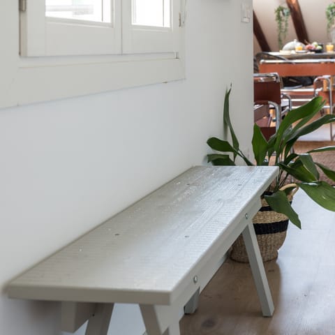 This rustic bench 