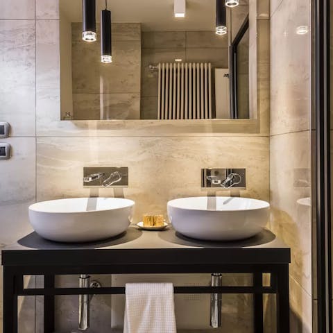 Get ready for a night out in Bologna in the stylish bathroom
