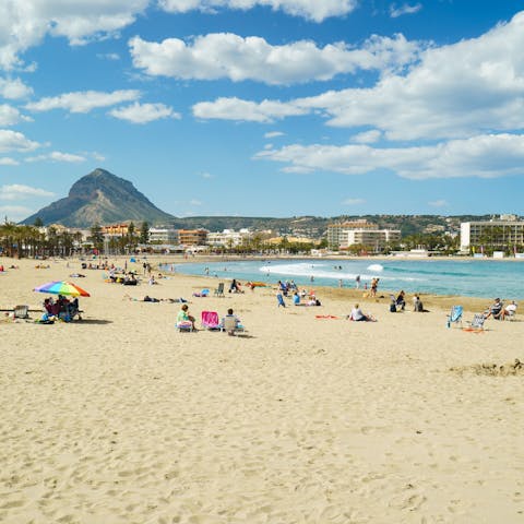 Have your feet on the sand in no time – Platja de l'Arenal is 100m away