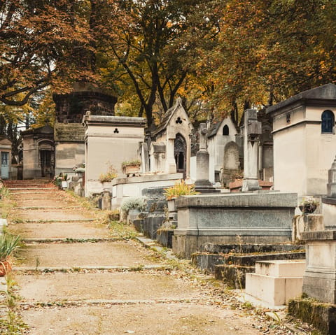 Stroll to Cimitière Père Lachaise with a coffee 