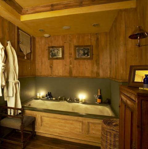 Unwind after a tiring day on the piste in the jacuzzi bathtub