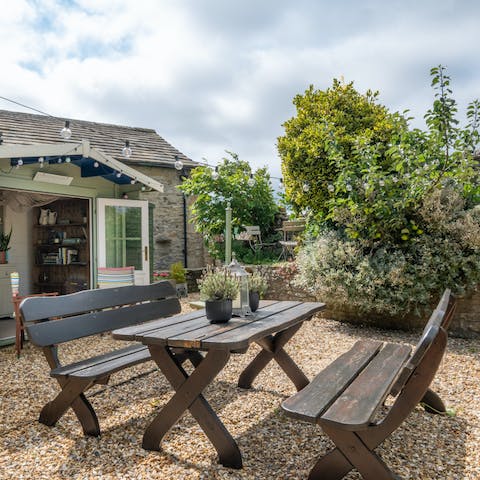 Enjoy a delicious alfresco meal in the sunshine