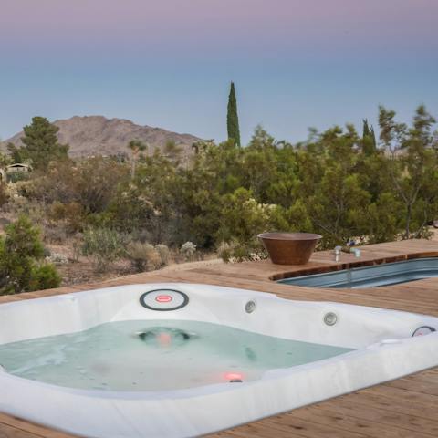 Alternate between dips in the Jacuzzi and cowboy tub while the sun sets over the Yucca valley