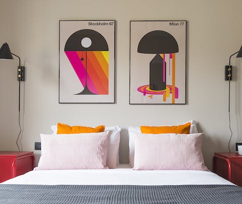 Wake up in a stylish bedroom with chic Juniqe posters and vibrant colours