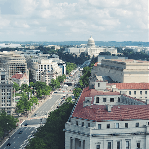 Discover Washington DC from your riverside base by the Navy Yard 