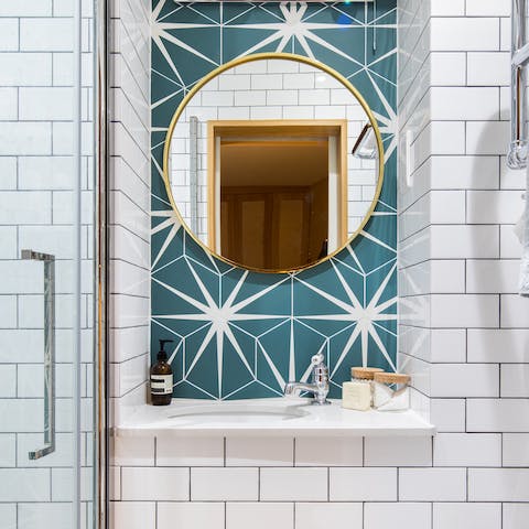 Contrasting bathroom tiles