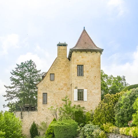 Admire the gorgeous traditional architecture of your Périgord house