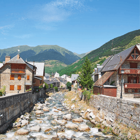 Stroll down to the rolling River Garonne in about five minutes (400 metres away)