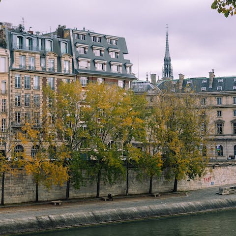 Stay at a wonderfully central location on the banks of the Seine opposite Pont Neuf