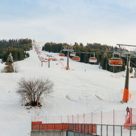 Stay just a two-minute stroll away from the ski lifts at High King Mountain Ski Area