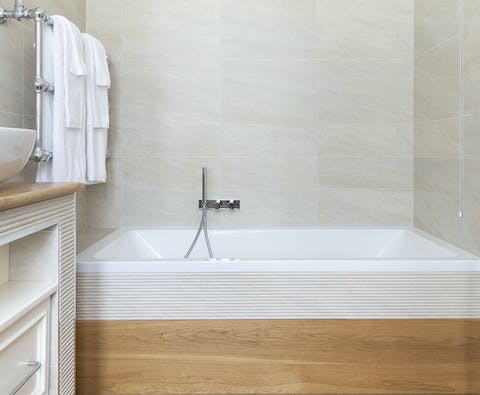 A spa-worthy bathtub