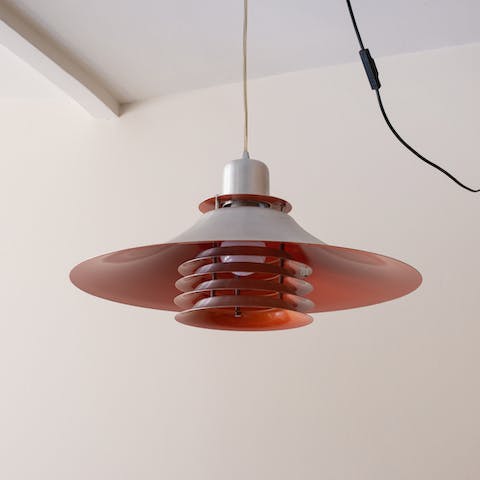 The retro-futuristic pendant lamp