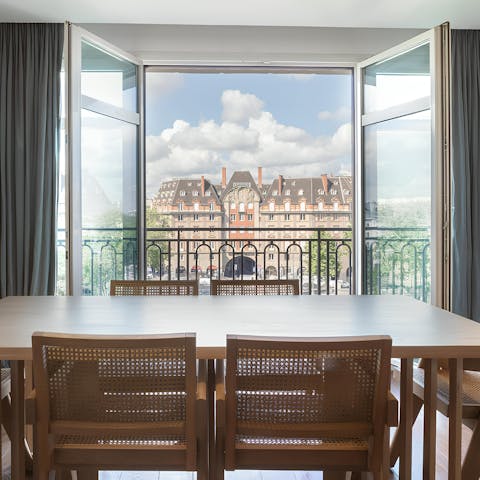 Enjoy meals at the dining table with its Île de la Cité vistas