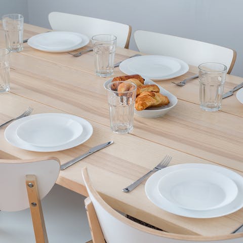 The minimalist dining table 