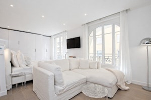 Elegant Harbour Escape image 6
