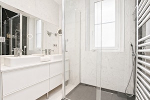 Elegant Harbour Escape image 5