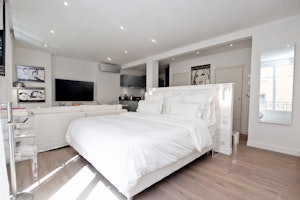 Elegant Harbour Escape image 2