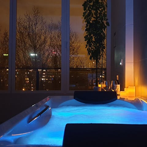 End the evening with a bubble in the Jacuzzi bath