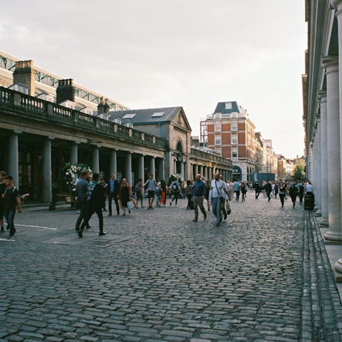 Step out onto the unbeatable Covent Garden, from this affluent location