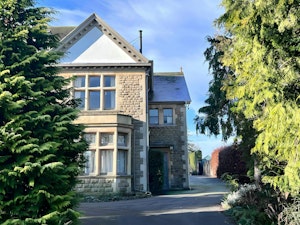 Cobblestone Manor image 2