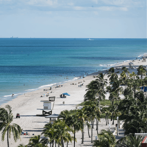 Stay just five minutes away from Hollywood Beach, Florida
