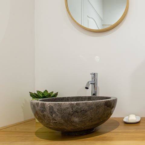 Spotless modern bathroom & Stone basins