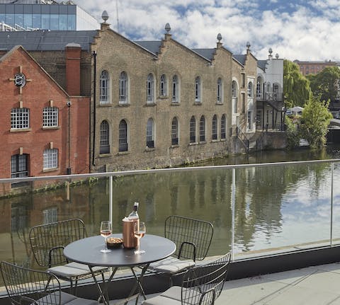 Idyllic Location by the canal