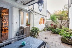 Castle & Courtyard image 1