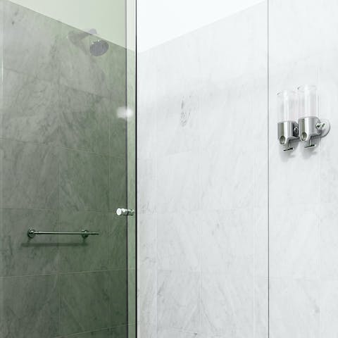 The marble-effect shower