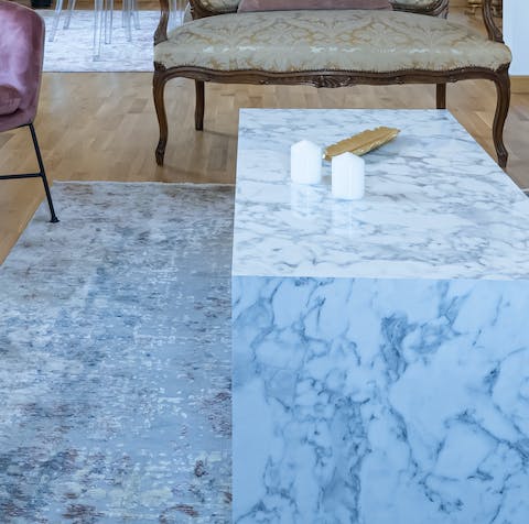 The marble-effect coffee table