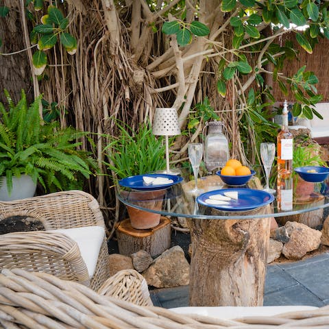 Organise alfresco feasts or sunset drinks in the outdoor lounge area 