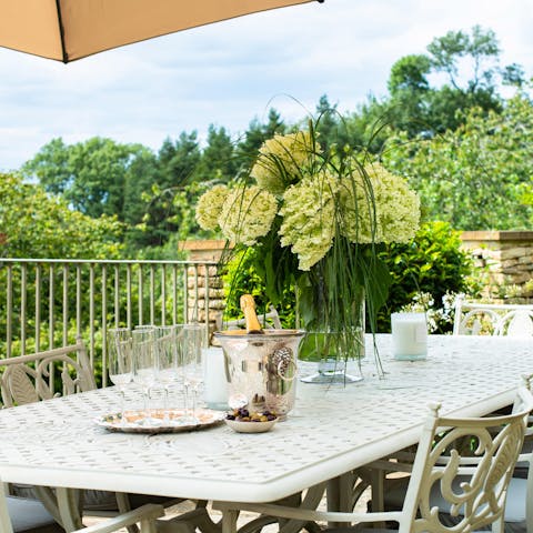 Cherish those lovely family meals in this splendid outdoors dining area