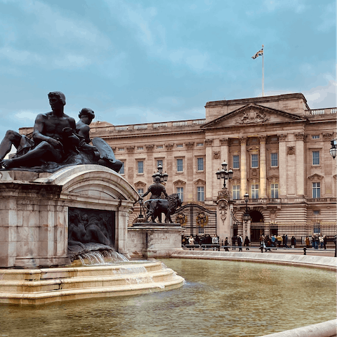 Walk to Buckingham Palace in nineteen minutes 