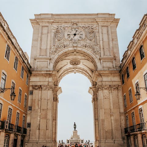 Stroll to the triumphal arch at Rua Augusta in less than ten minutes