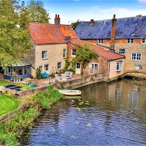 Live amongst exquisite natural beauty on the backs of the River Nene