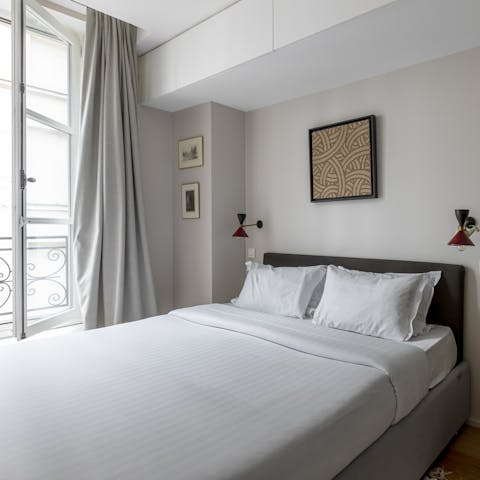 Wake up in the comfortable main bedroom feeling rested and ready for another day of Paris sightseeing