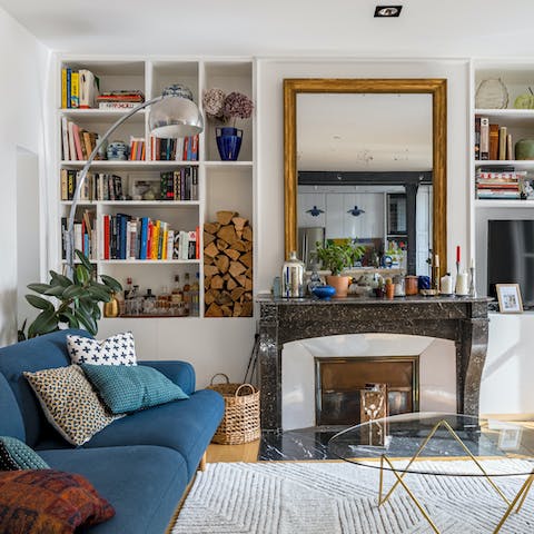 Make yourself comfortable in the bright living room with one of the books on the shelves and a glass of French wine