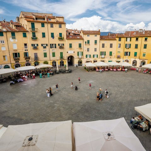 Admire the views Piazza Anfiteatro from this apartment