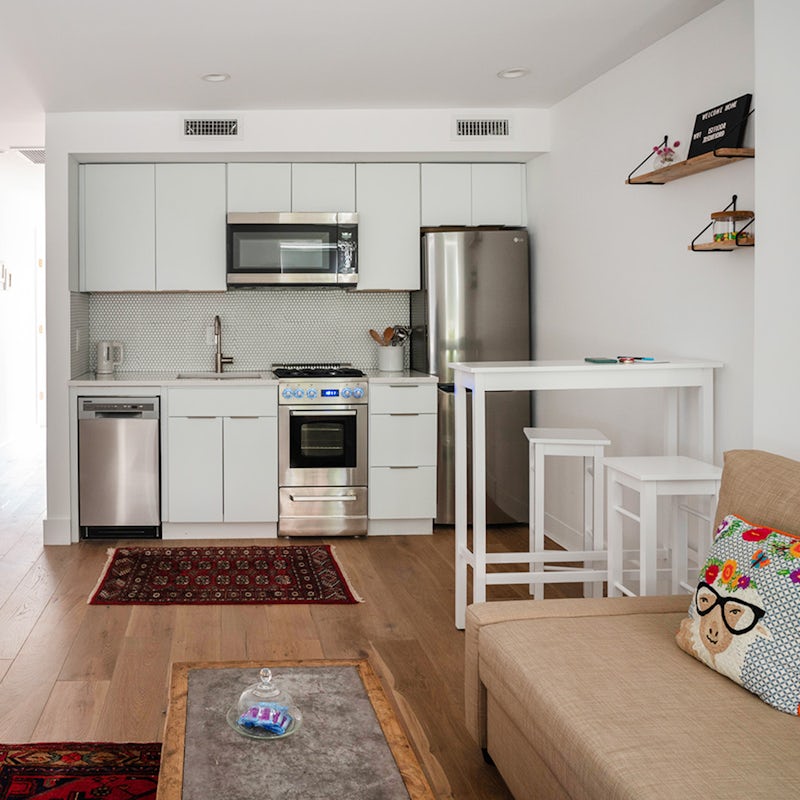 The compact but fully equipped kitchen