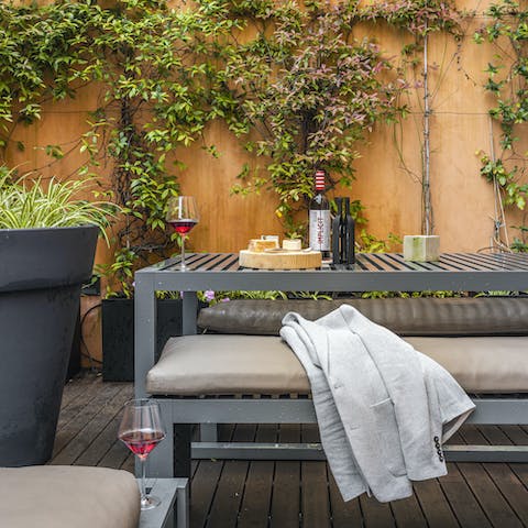 The furnished terrace