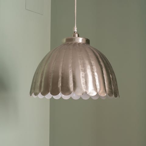 This metallic pendant lamp